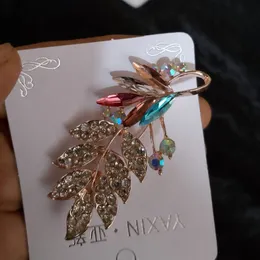 Elegant Multicolor Crystal Leaf Brooch - Sparkling Fashion Pin for Women