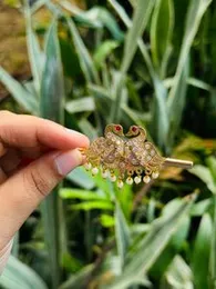Gold Plated Kandiyan / Hansaputtu Saree Brooch with Fixed Stone
