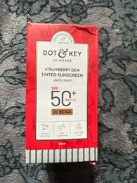 DOT & KEY SKINCARE STRAWBERRY DEW TINTED SUNSCREEN daily wear SPF 50+ PA 05 BEIGE