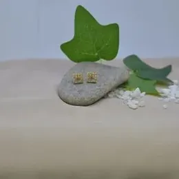 Gold pleated Stone Box Earing Set In Stud Work For Women.