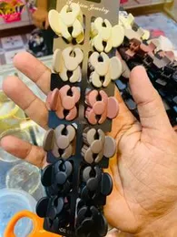 Womenâs Minimalist Matte Hair Claw Clips