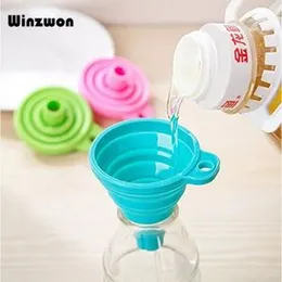 1pcs Mini Foldable Funnel Silicone Collapsible Funnel Folding Portable Funnels Be Hung Household Liquid Dispensing Kitchen Tools.