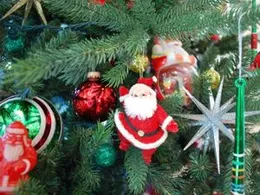 Chirstmas Tree - Green High Quality Artificial Hinged 5 FT with free decorative light