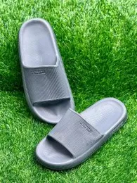 Men Solid Colour Fashion Chappels