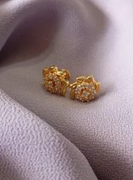 ðð¨ð¥ð ðð¥ðð­ðð ðð¥ð¨ð°ðð« ð°ð¢ð­ð¡ ðð­ð¨ð§ð ððð«ð«ð¢ð§ð 