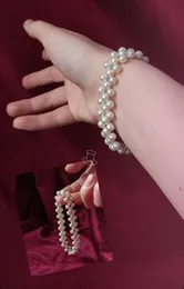 White beat and bracelet  With elegant look.