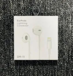 EarPods Lightning Connector, with the model designation DM-11 also visible on the packaging.