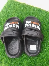 Fashion Esport" branded flip-flops or slides.