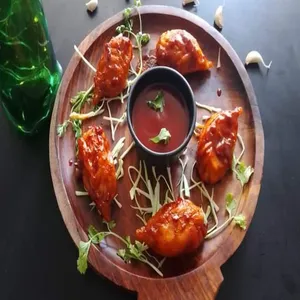 Veg Chilli Garlic Steamed Momos [8 Pieces]
