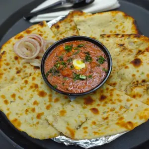 Paneer Naan With Gravy
