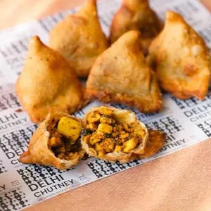 Malai Paneer Samosa [Big, 1 Piece]
