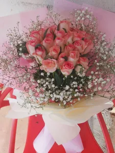 Pink Jummiliya Roses in whit in Pink Paper