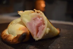 Empanada de Jamón y Queso