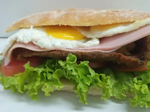 Sandwich de Ciabatta de Milanesa con Papas