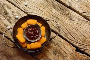Bastones de muzza con salsa