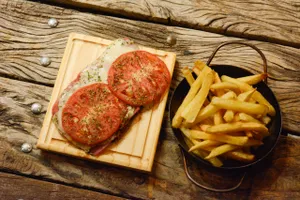 Mila napolitana con papas fritas