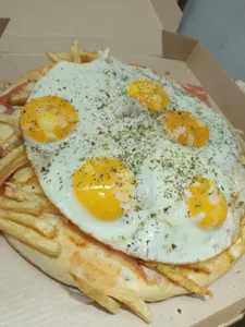 Pizza de la casa -Jamón, muzza, papas fritas y huevos fritos