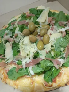 Pizza- Muzza rucula jamón crudo y parmesano