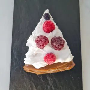 Brownie con dulce de leche y crema