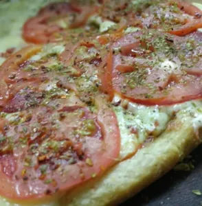 Pizza Calabresa y Tomates