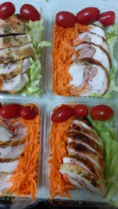 Ensalada y pollo arrollado