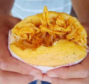 Arepa de Pollo desmechado