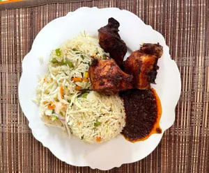 Plain rice with chicken, and coleslaw