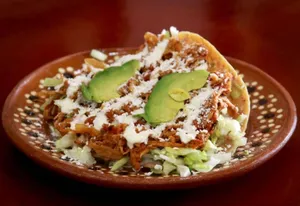 Tostada de tinga de pollo
