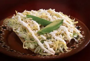 Tostada de pollo desmenuzado