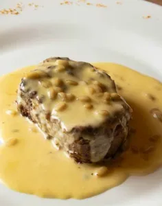 FILETTO AL GORGONZOLA E PINOLI