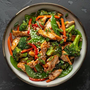 Pollo salteado con vegetales y ajonjoli