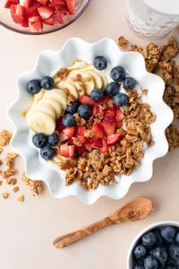 Fruit w/Granola or Yogurt LG/GR