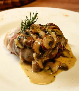 FILETTO CON PANCETTA E PORCINI