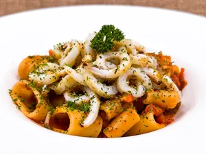 MEZZI PACCHERI AI CALAMARI GRIGLIATI