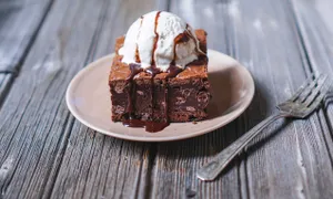 Brownie a la mode con helado de vainilla