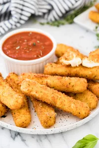 Crispy Breaded Mozzarella Cheese Stick                                         أصابع جبنة الموزريلا المقرمشة