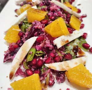 Quinoa Orange & Rocca Beetroot Salad                                                                              سلطة الكينوا والبرتقال والشمندر