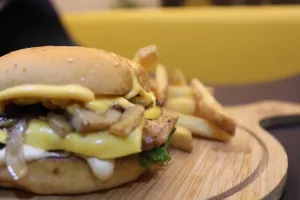La Farina Chicken Burger                                                                      برجر دجاج لافارينا