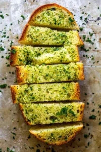 Garlic Bread                                                                                                     خبز بالثوم