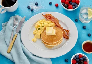 PROTEIN PANCAKES & SCRAMBLED EGGS