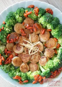 Scallops With Broccoli And Bean Sprouts In Garlic Sauce