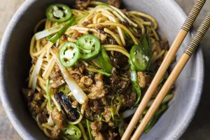Braised Noodles with Scallion and Pork Chop