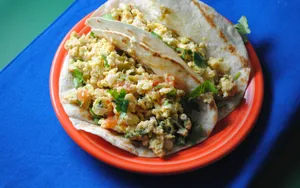 Tacos de Huevos Con Salsa Roja