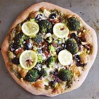 Broccoli & Sliced Tomatoes Pizza