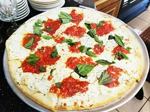 Fresh Mozzarella & Basil Pizza (Small)