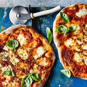 Fresh Mozzarella, Plum Tomatoes, & Fresh Garlic Pizza