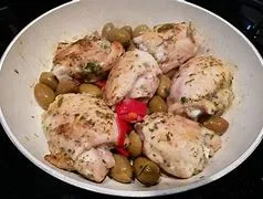 Pollo al vino bianco con erbe aromatiche