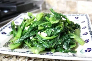 Stir-Fried Snow Pea Leaf with Garlic 蒜炒豆苗