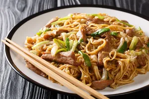 Shanghai-Style Stick Noodles with Pork 上海粗炒麵