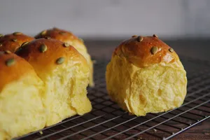 Baked Snow White Buns 豆沙南瓜餅